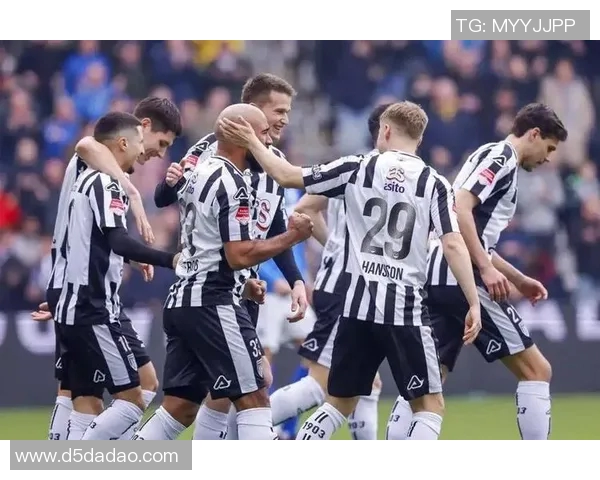 格拉夫与瓦尔韦克的激烈对决揭示足球战术与团队合作的重要性 格拉夫与瓦尔韦克的激烈对决揭示足球战术与团队合作的重要性